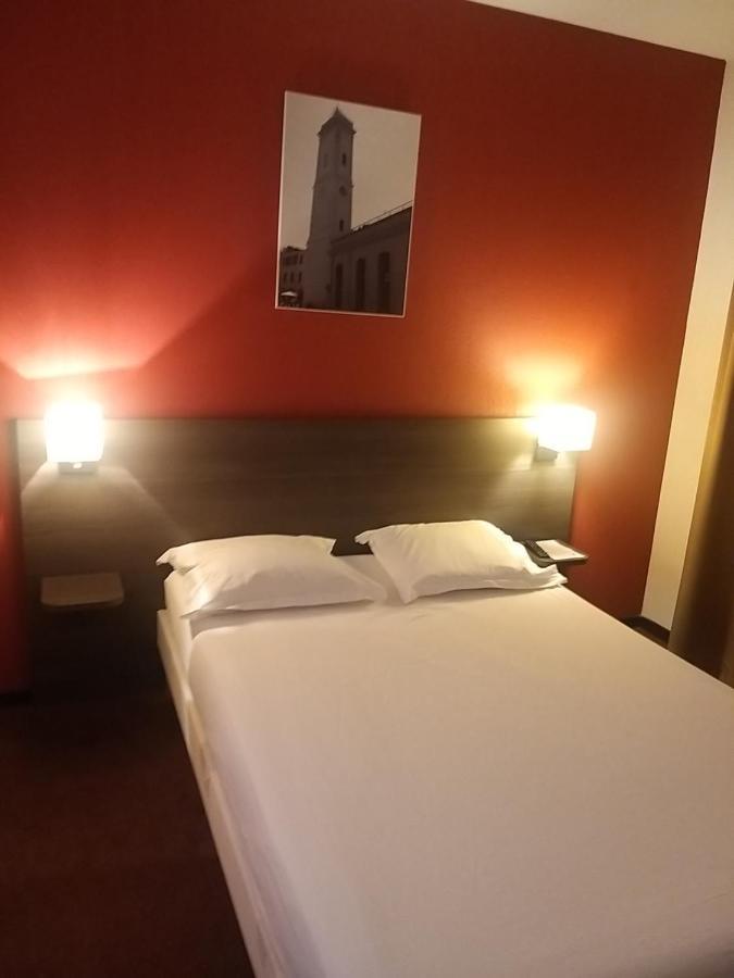Studio Privatif Dans Hotel Residence Nimes Gare Buitenkant foto